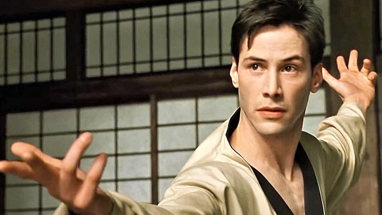 Keanu Reeves had serious back surgery before shooting, so discomfort in his spine caused paralysis in his legs. During the pre-shooting combat training, Keanu could not even kick for 2 months due to surgery.